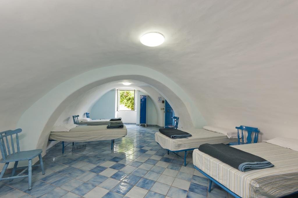 Ring Hostel Forio di Ischia Стая снимка